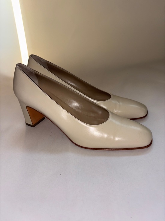 Salvatore Ferragamo Shoes - VINTAGE Salvatore Ferragamo Cream Leather Block Heel Pumps Size 9.5